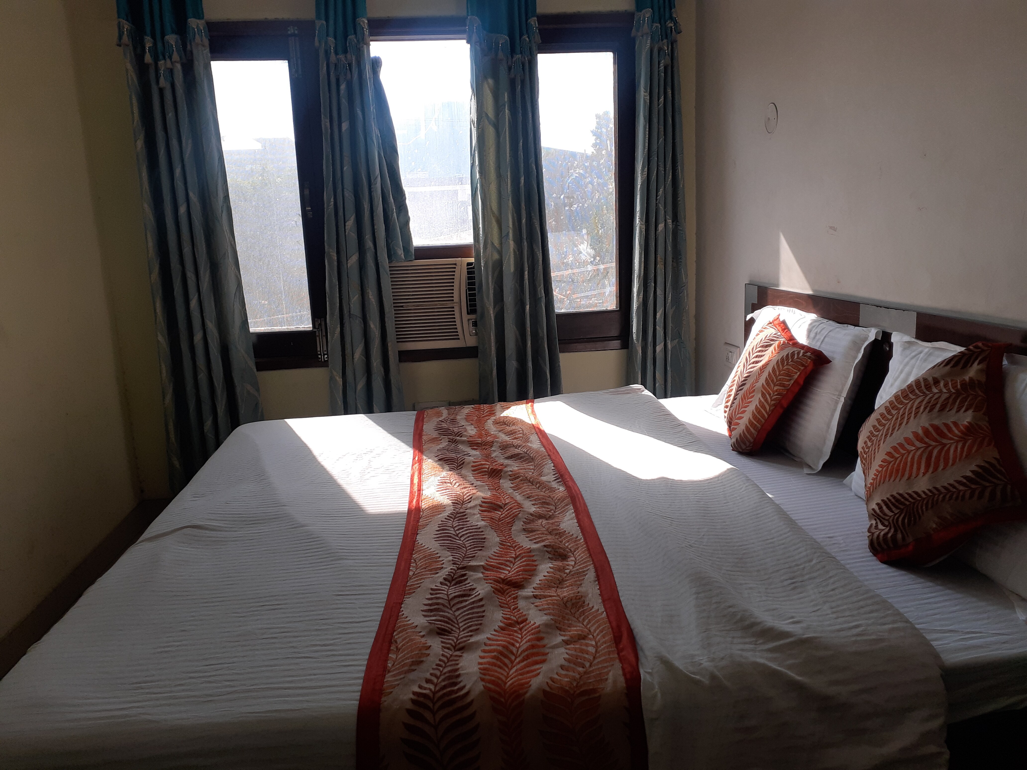 Hotel Holiday Comfort - 800 mts from Jallianwala Bagh - Tap to explore photos