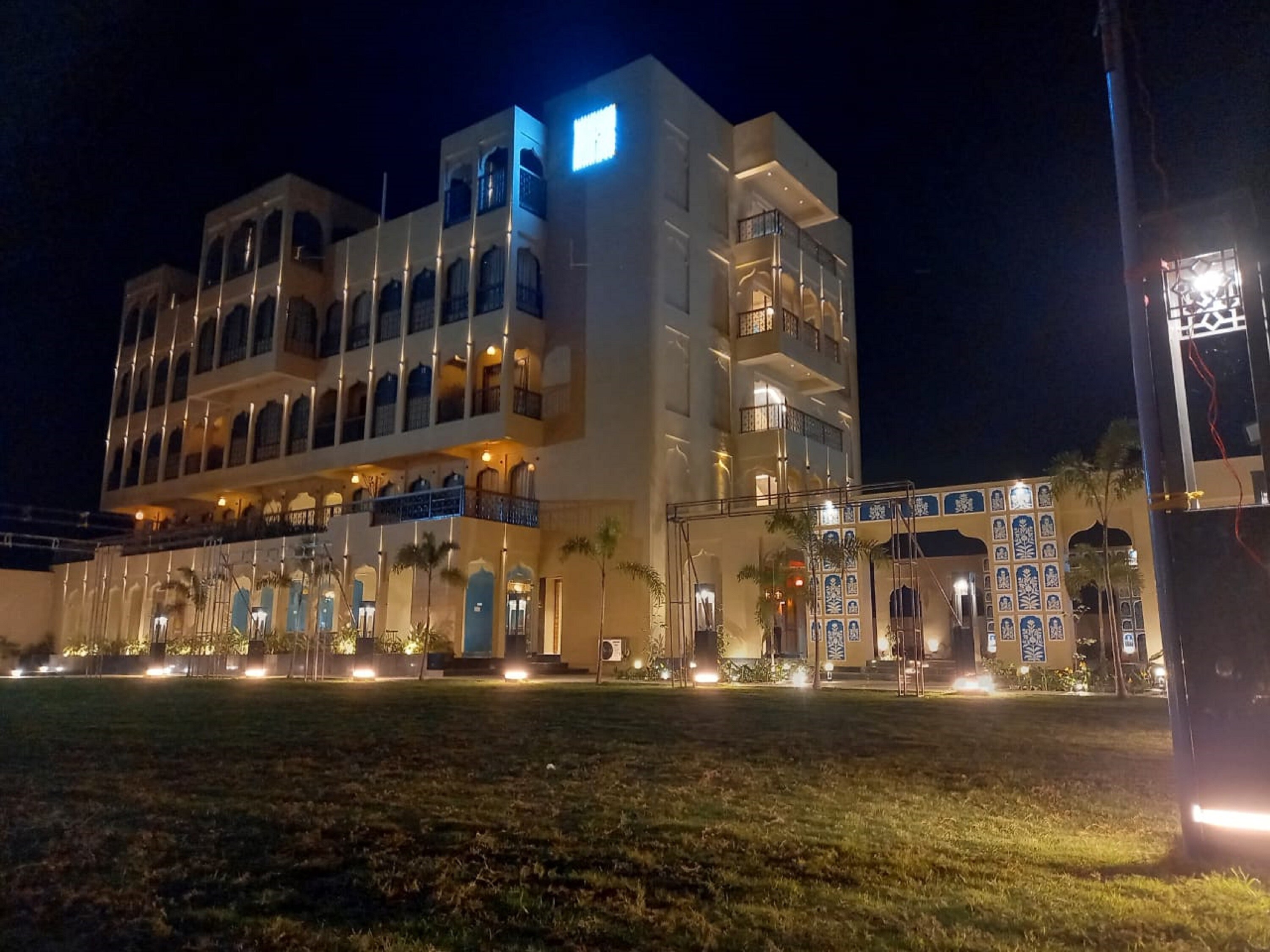 Hotel Shree Kamal Shanti Palace - Tap to explore photos