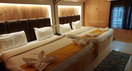 Hotel Outlook Room Type - Family room with Queen beds