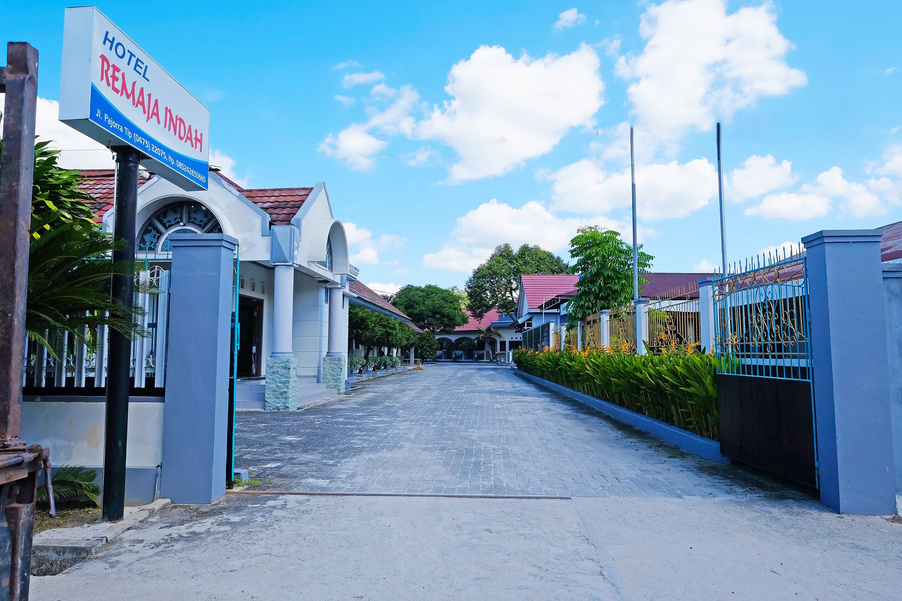 Collection O 91046 Hotel Remaja Indah Masamba - Tap to explore photos