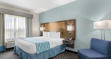 Best Western Plus Waller Hotel Room Type - Accessible - 1 King, Mobility Accessible, Bathtub, Non-Smoking, Full Breakfast