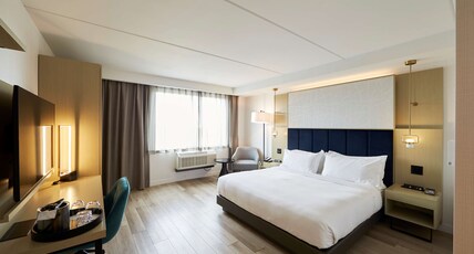 Bloom Mississauga, Tapestry Collection by Hilton Room Type - 1 KING ACC WITH BATHTUB