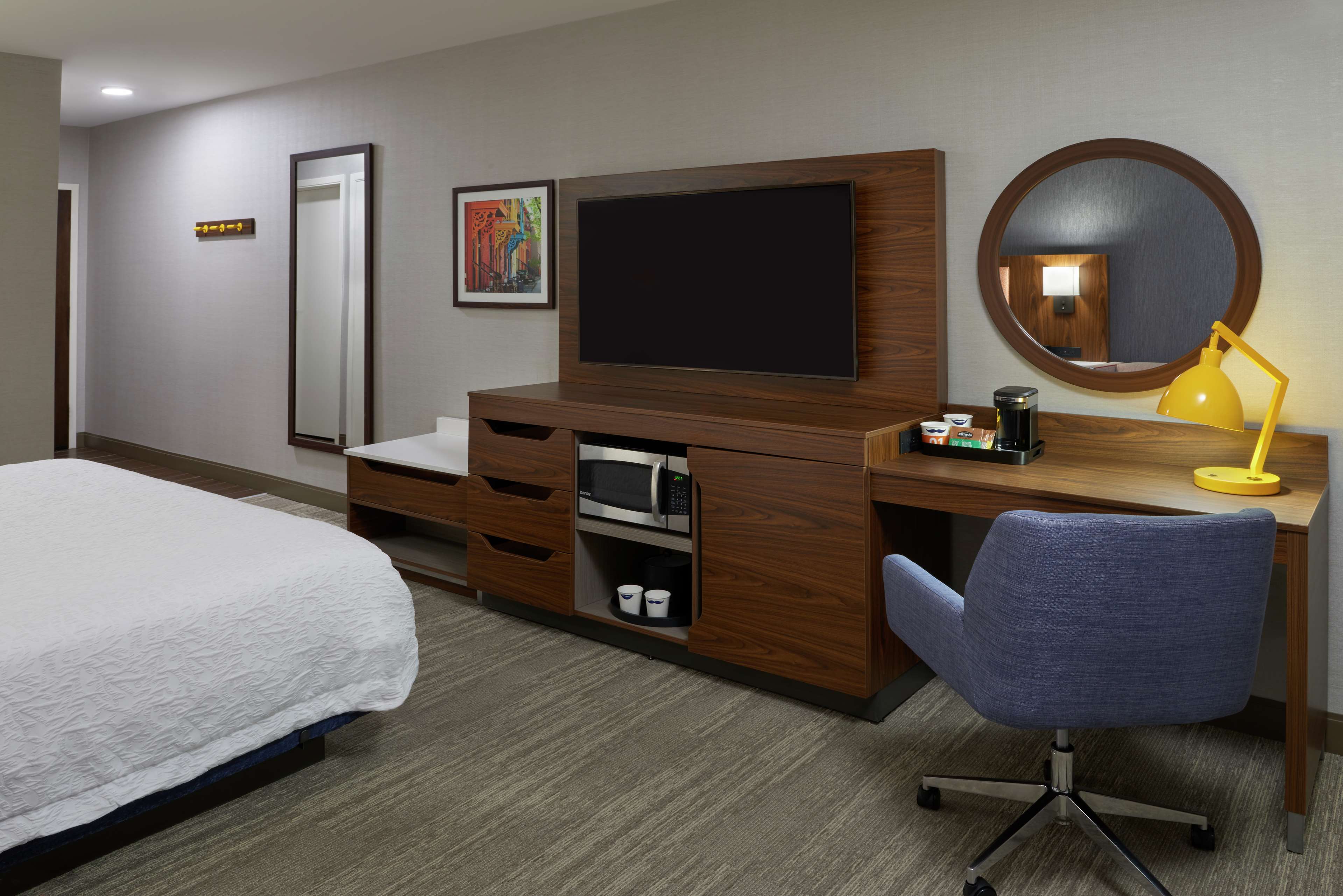 Hampton Inn & Suites by Hilton Montreal-Dorval - Tap to explore photos