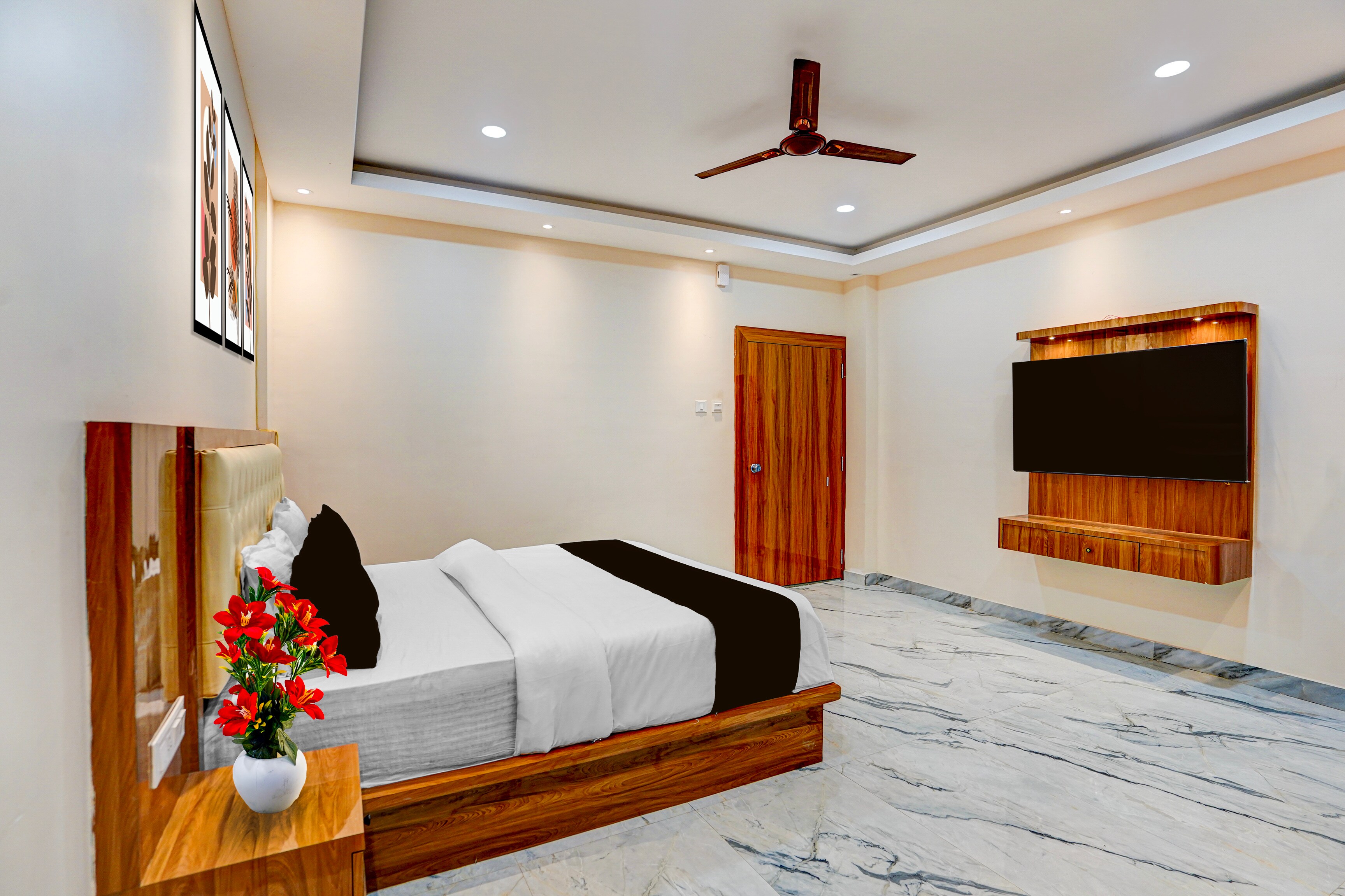 Flagship OYO Hotel Formerly Kamla Resort - Tap to explore photos