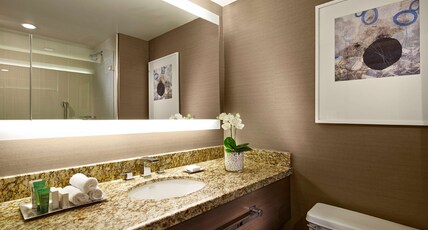 Hilton San Diego Mission Valley Room Type - TOP FLOORS 1 KING BED