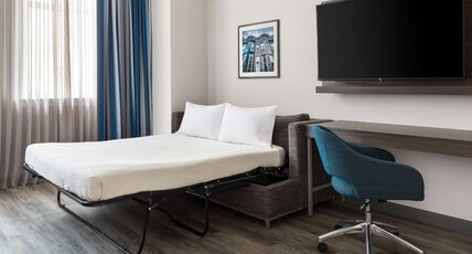 Hampton Inn and Suites Inner Harbor Room Type - 1KN MOB HEA ACC TUB STU NS