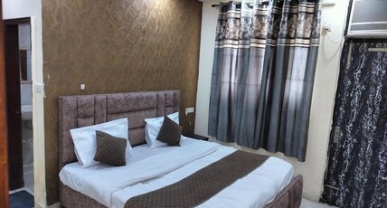 Green Snapper Kamla Nagar Room Type - Super Deluxe AC Room with Balcony