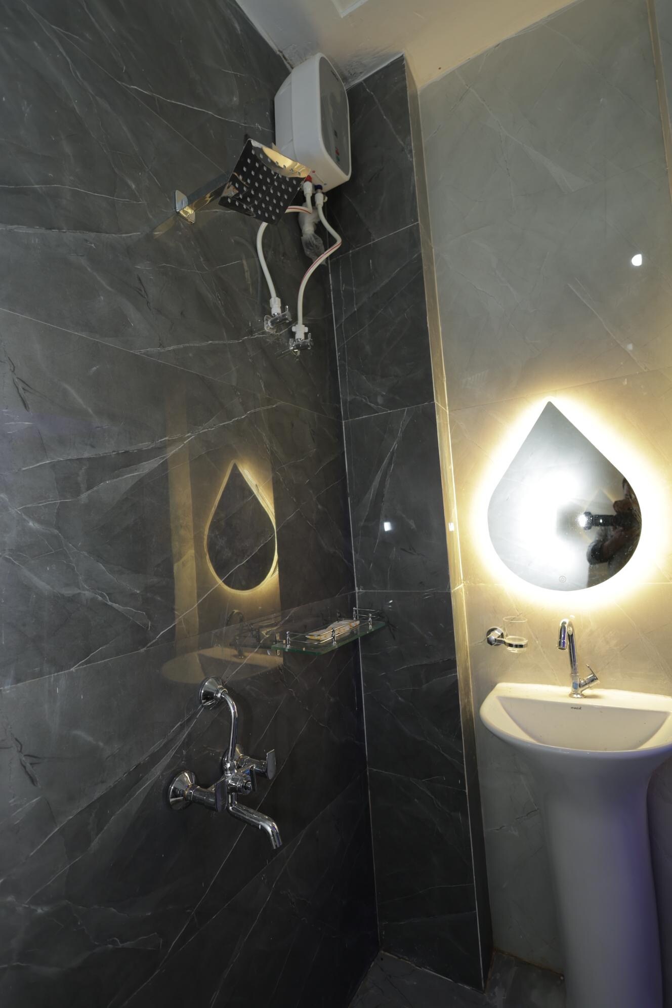 Phir Aana - Tap to explore photos