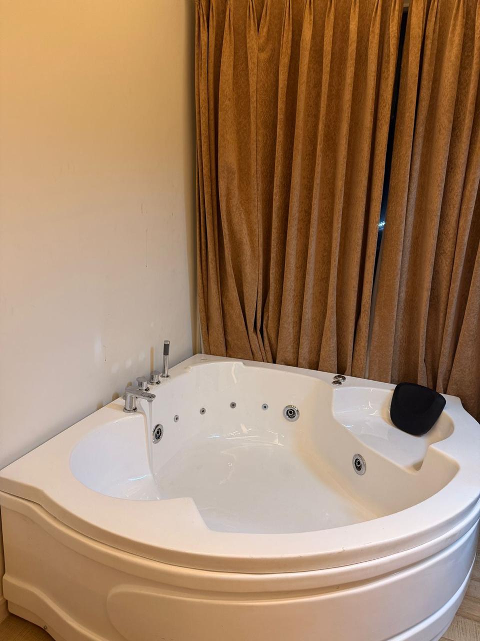 Jacuzzi 1BHK Suite By Cayetana | Near Railway St. - Tap to explore photos
