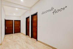 Super Townhouse Hotel Sec- 54 Golf Course Road