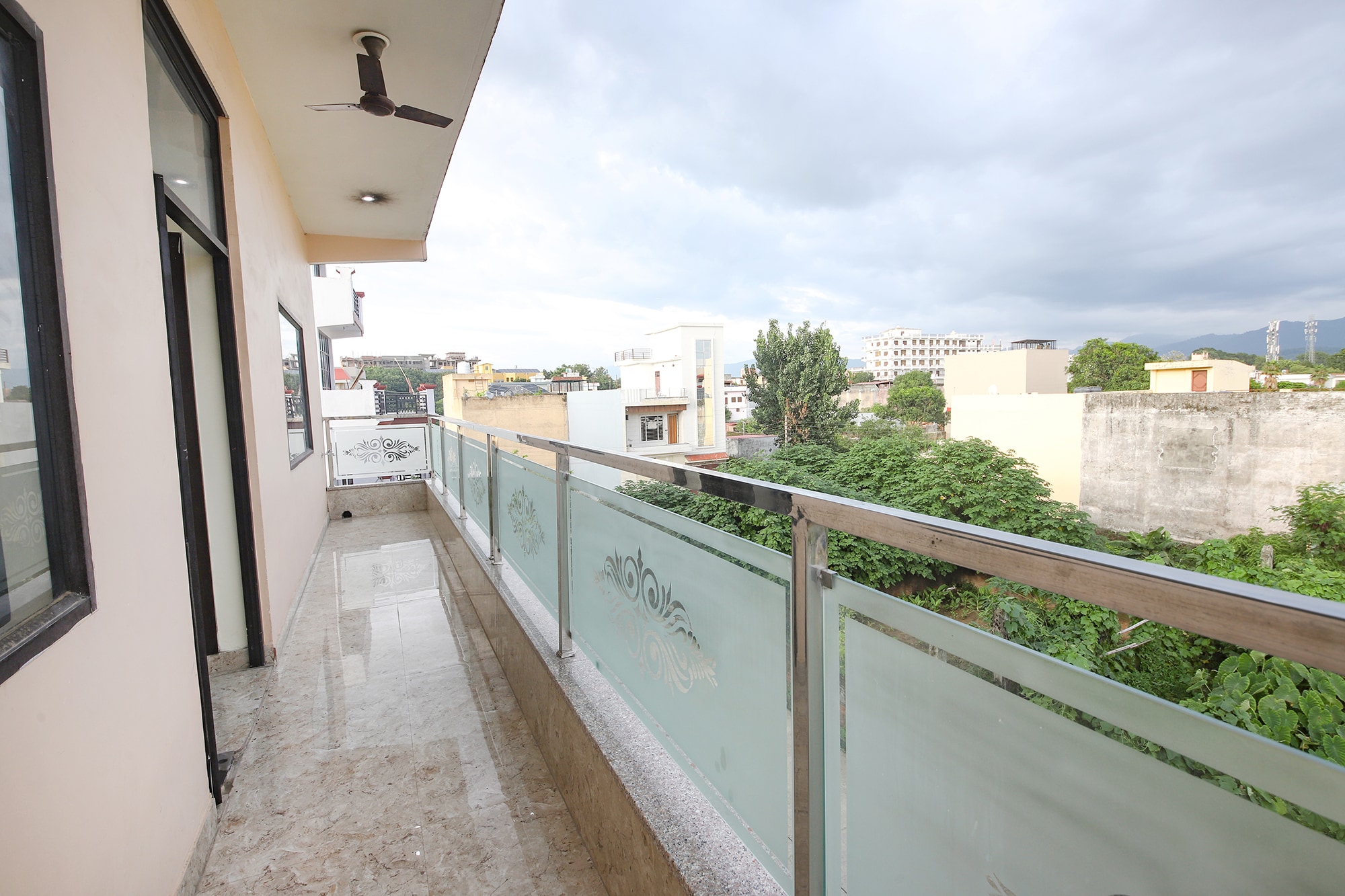 FabHotel Shree Vilas - Tap to explore photos