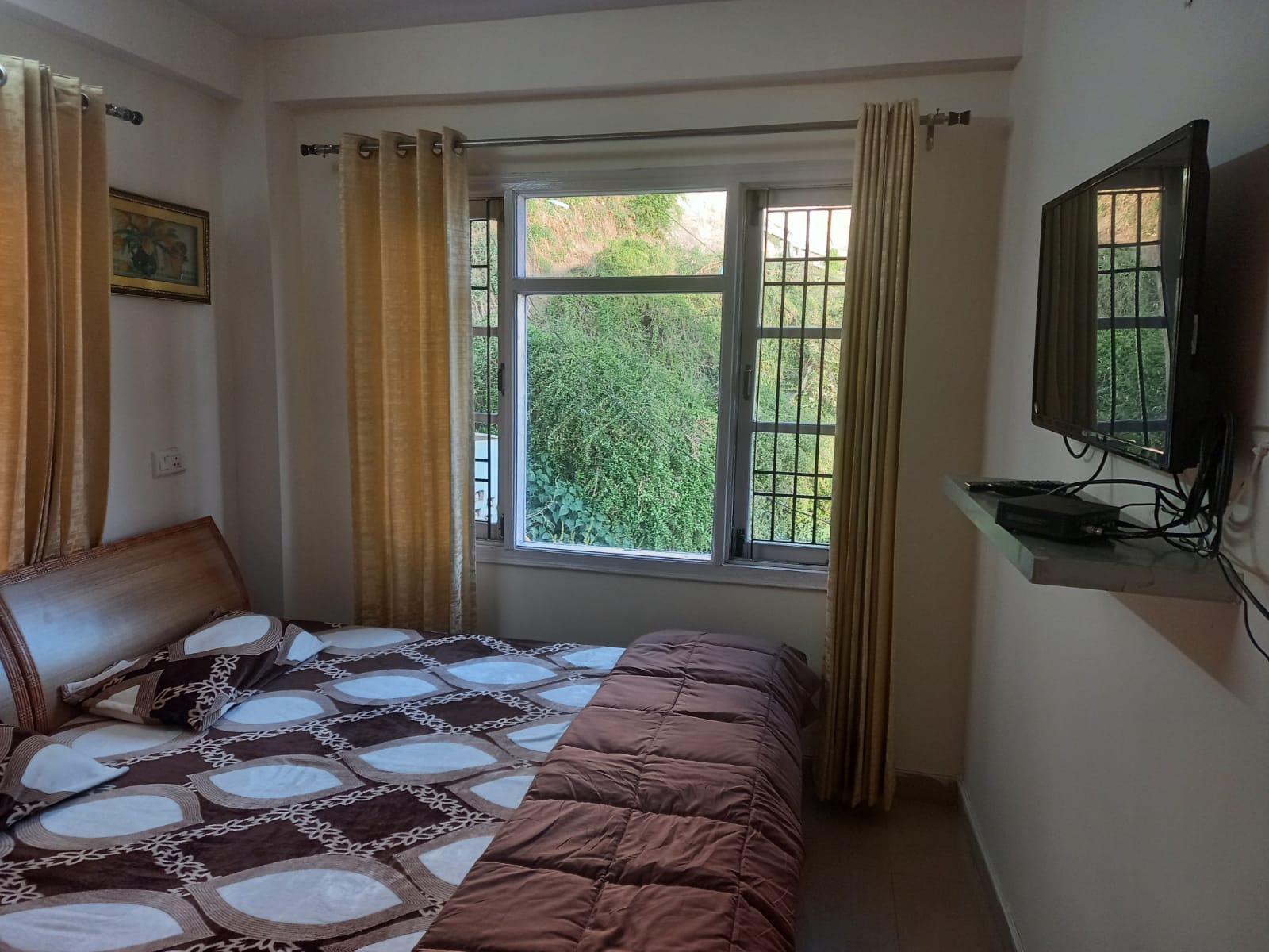 Valleyview Open Balcony Near Ridge Mall Shimla - Tap to explore photos