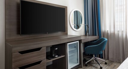 Hampton Inn and Suites Inner Harbor Room Type - KING STANDARD NON SMOKING