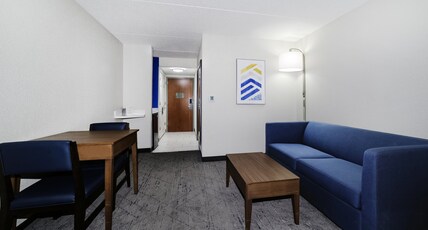 Holiday Inn Express & Suites WALTERBORO I-95 Room Type - 1 King Bed Suite Comm Access