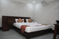 Hotel Silk, Haldwani (800m from Haldwani Railway Station)