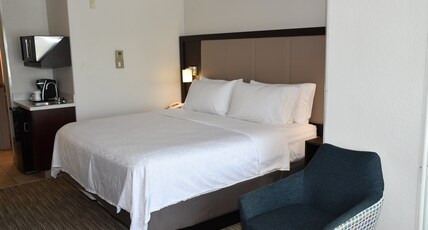 Holiday Inn Express Hotel & Suites Evanston Room Type - 1 King Standard Extra Floor Space Holiday Inn Express Hotel & Suites Evanston Room Type - 1 King Standard Extra Floor Space