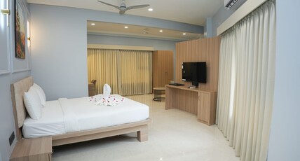 Hotel Greenscape Room Type - Deluxe Room with Hill View King Bed