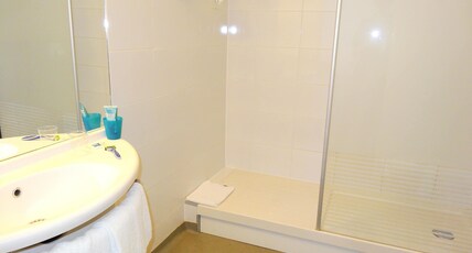 ibis budget Marne la Vall Room Type - DOUBLE - Room with a large bed for 2 people