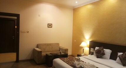 Hotel Lovely Palace Room Type - Deluxe Room