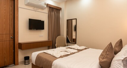 Hotel R S Grand Room Type - Deluxe Room