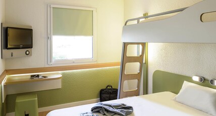 ibis budget Marne la Vall Room Type - TRIPLE - Room with a large bed and a bunk bed