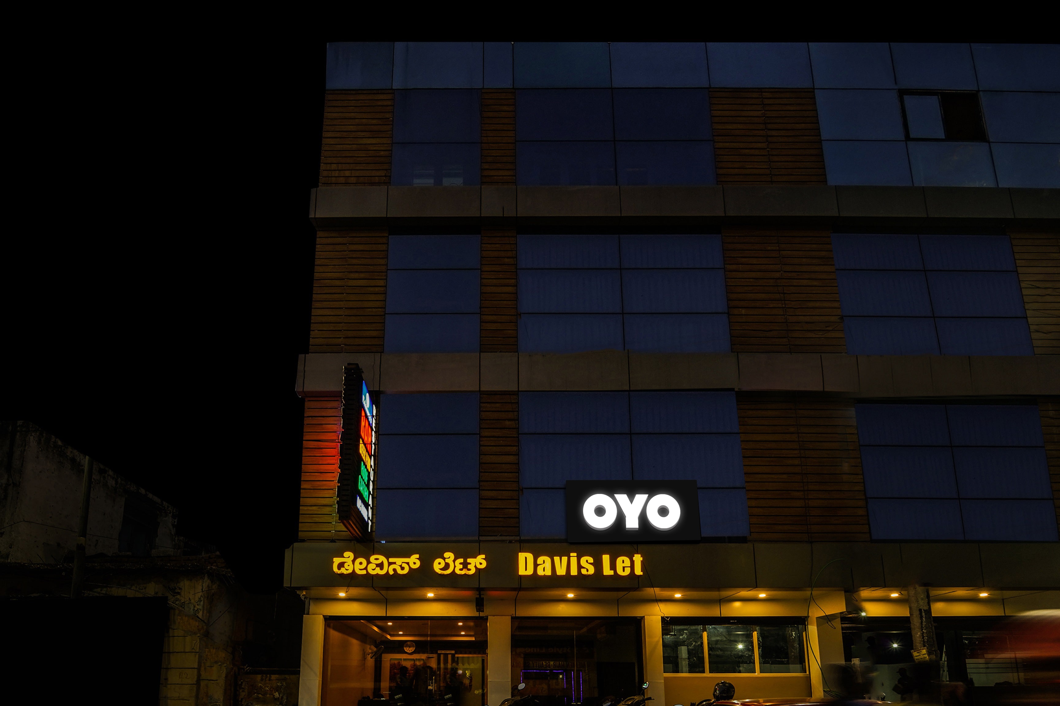 Super Townhouse Davis Let Bangalore - Tap to explore photos