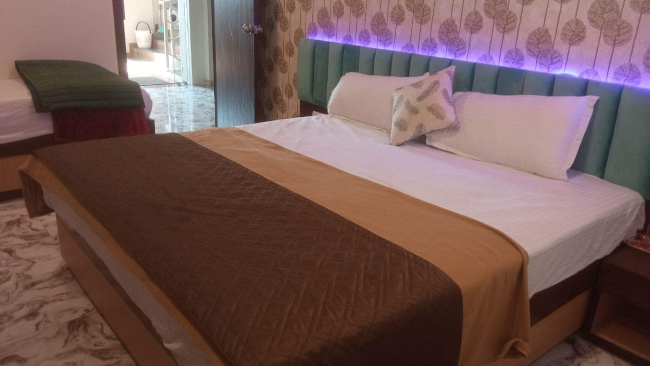 Hotel Shaswat Inn - Tap to explore photos