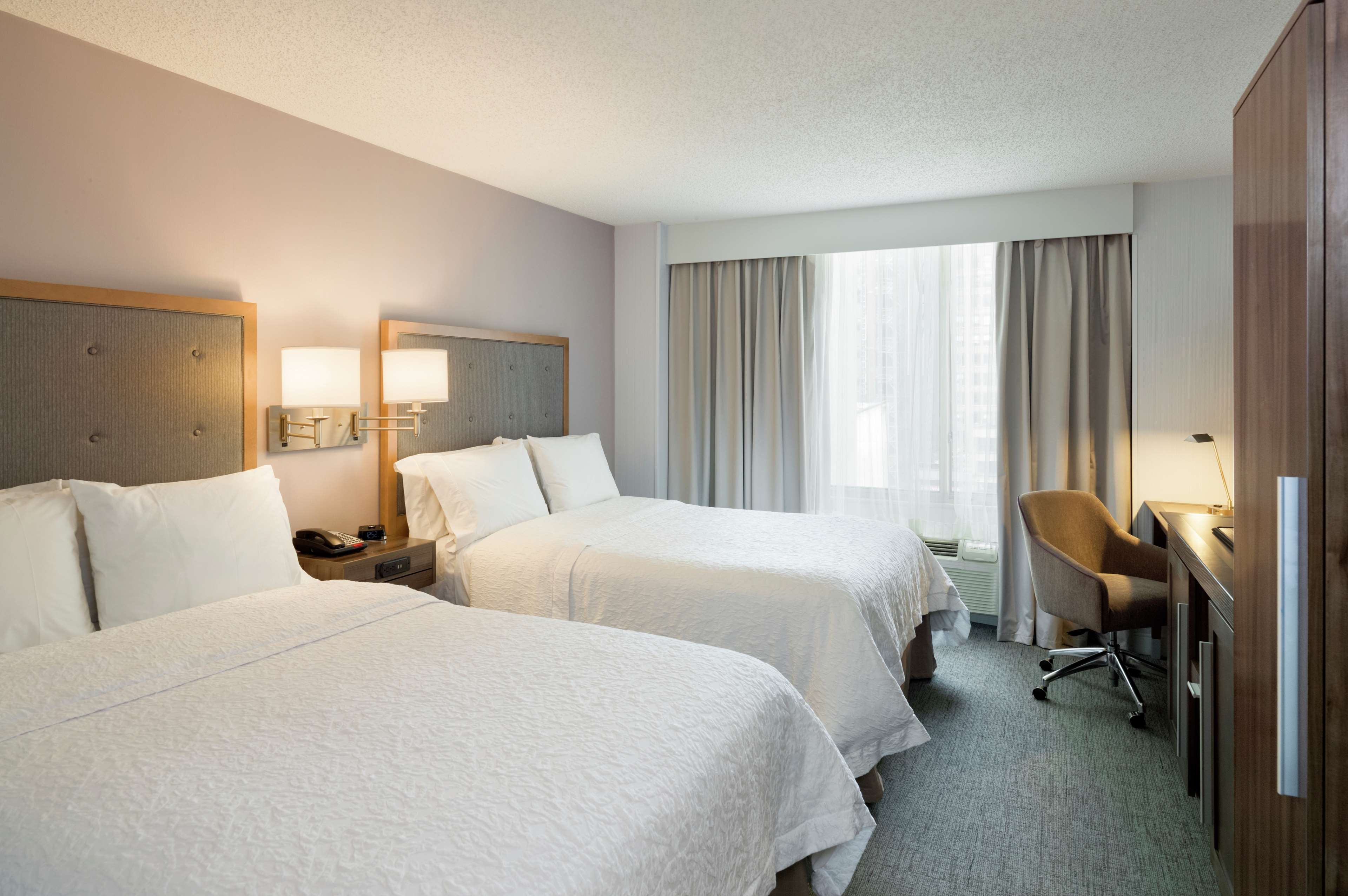 Hampton Inn Manhattan Chelsea - Tap to explore photos