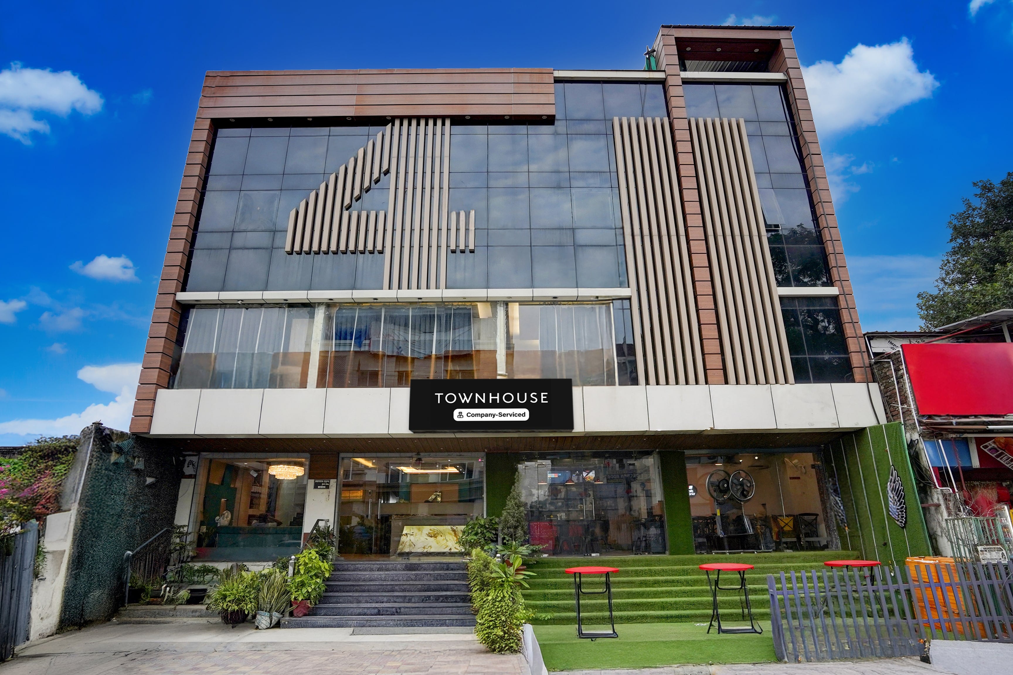 OYO Townhouse Prayagraj Central Bus Terminal Formerly Hotel Four View - Tap to explore photos