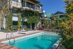 StayVista at 2 Rooms @ Villa Mountain Crest W/ Outdoor Pool