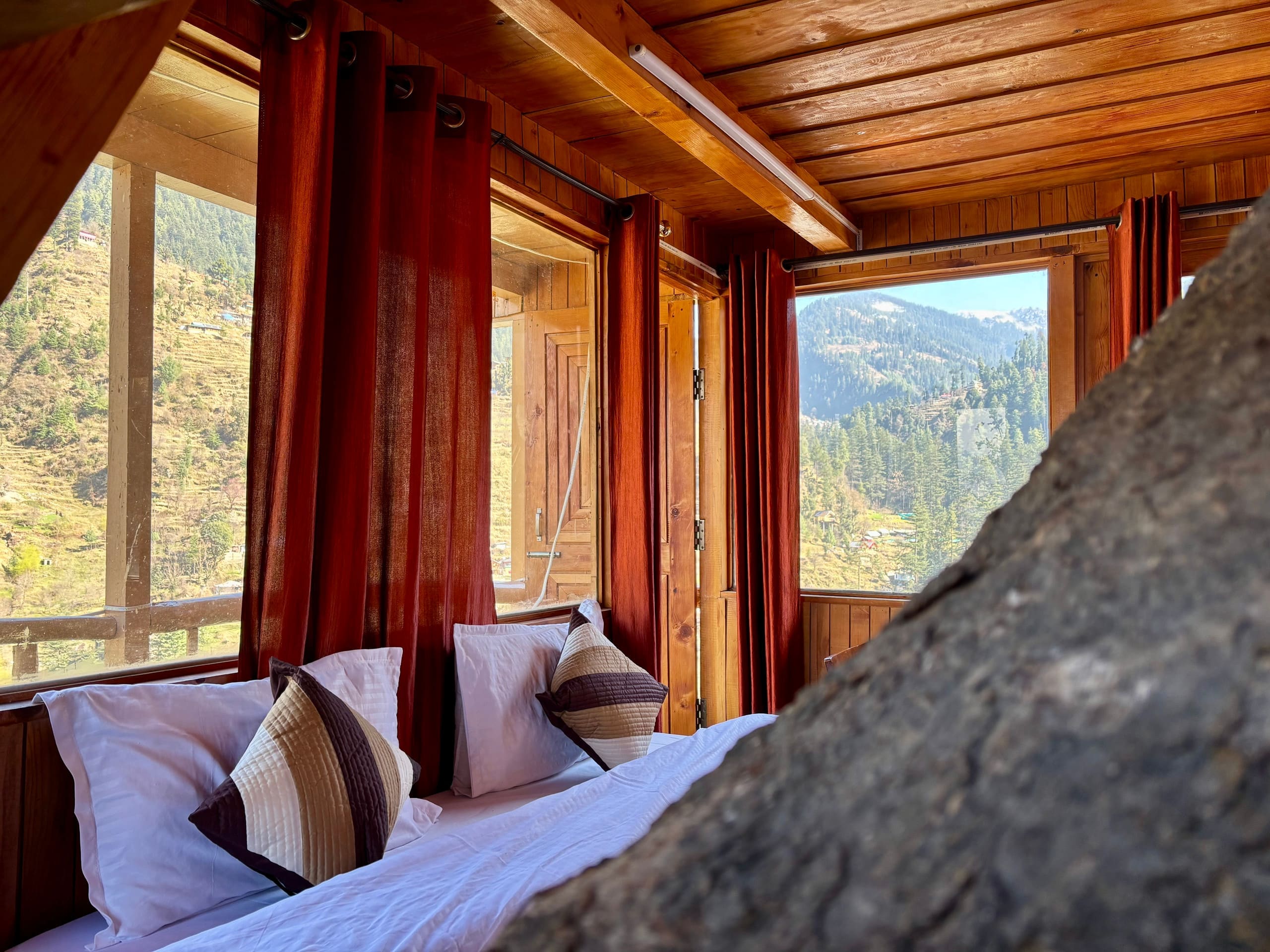 Cozy Treehouse in Jibhi - Tap to explore photos