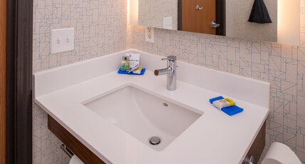 Holiday Inn Express Hotel & Suites Gunnison Room Type - 1 King Standard Communications Mobility Accessible Tub Holiday Inn Express Hotel & Suites Gunnison Room Type - 1 King Standard Communications Mobility Accessible Tub