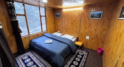 Zenden Stay and Cafe Room Type - Deluxe Room with Common Washroom