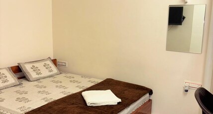 Narayana Haveli | Near Ghats Room Type - Narayana Room - AC Room