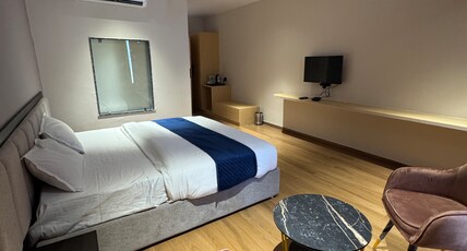 HOTEL THE LUXURY INN Room Type - DELUXE KING BED ROOM WITH NO VIEW