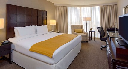 DoubleTree by Hilton Hotel Houston Greenway Plaza Room Type - 1 KING BED NONSMOKING