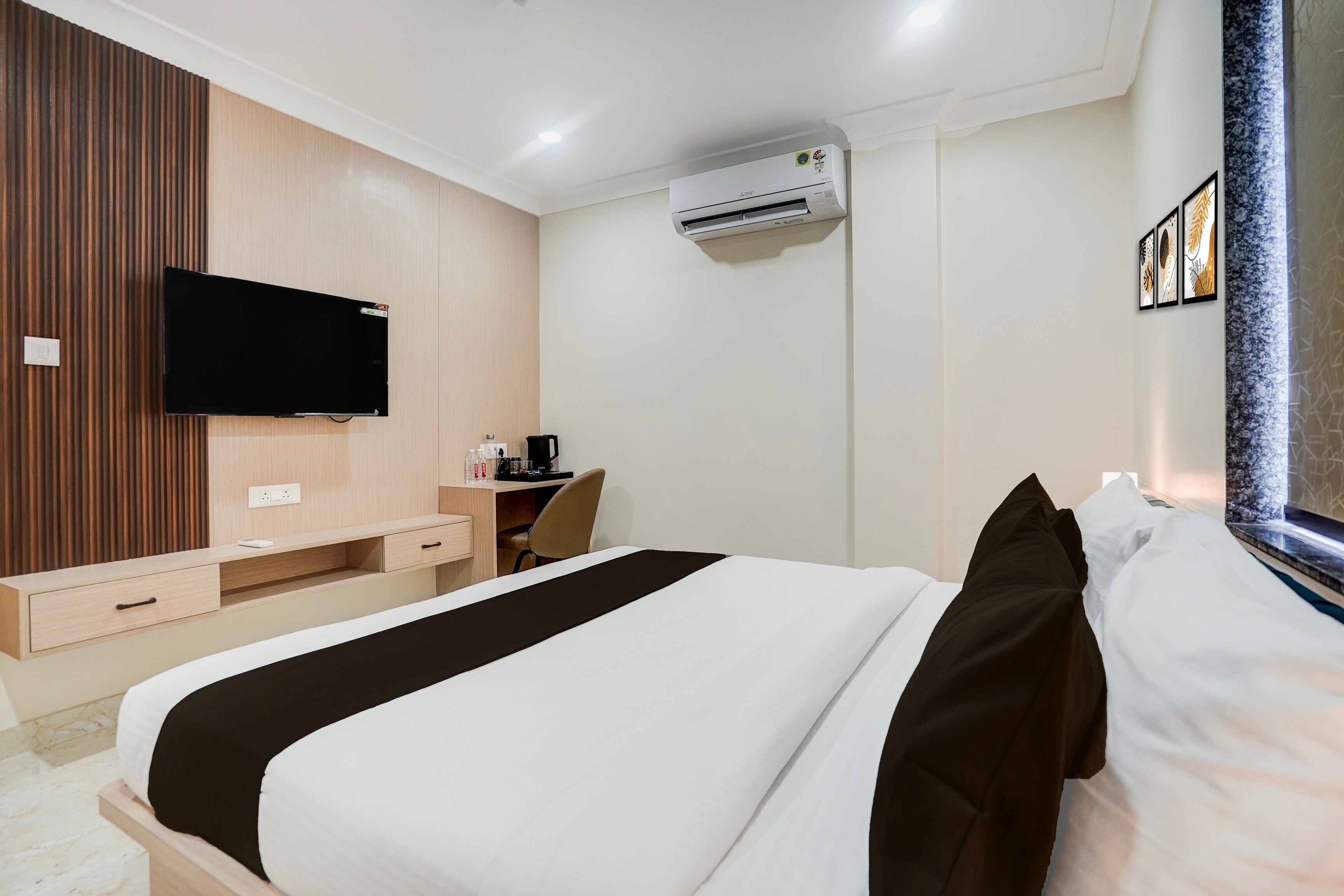 Super Townhouse Oak Banaras Central Railway Junction Formerly Sri Hari Inn - Tap to explore photos
