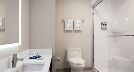 Holiday Inn Express & Suites RHINELANDER Room Type - 2 Queen Standard Communications Accessible