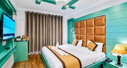 Badshah Inn Room Type - Standard Room with Mountain View King Bed