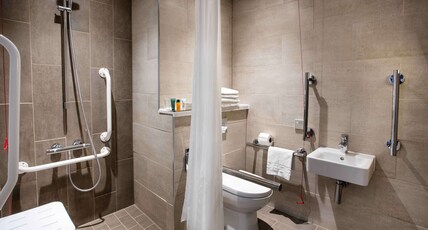 Hilton Edinburgh Carlton Room Type - QUEEN ACCESSIBLE GUEST RM