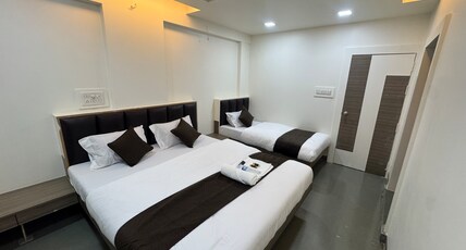 Hotel paras and lodge Room Type - Deluxe family AC Room