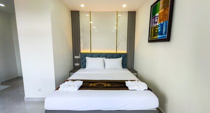 C-Hotel Room Type - Deluxe Kings