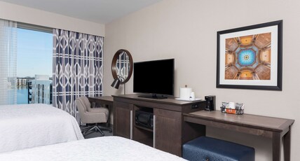 Hampton Inn & Suites Indianapolis/keystone, IN Room Type - 2 QNS MICROWV FRIDGE NS