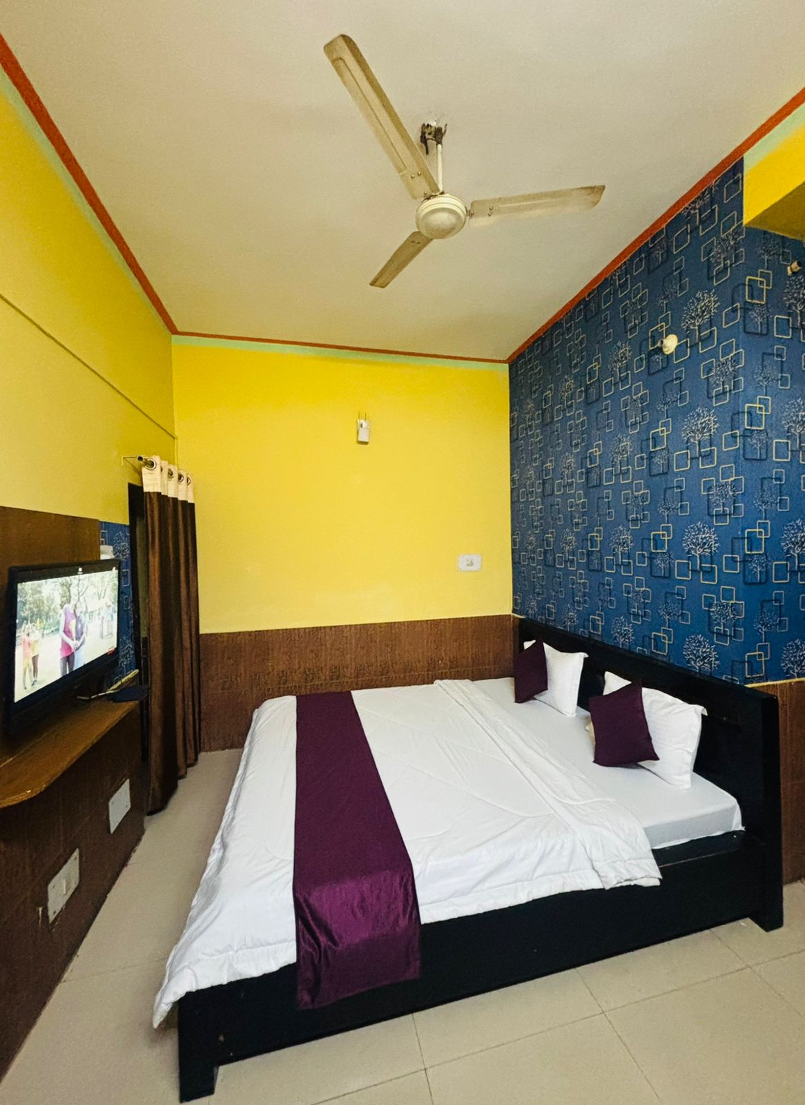 Raaj Guest House - Tap to explore photos