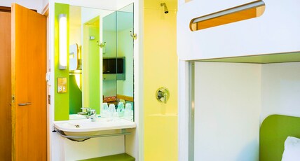 ibis budget Glasgow Room Type - TRIPLE - room with a double bed and a single bunk bed ibis budget Glasgow Room Type - TRIPLE - room with a double bed and a single bunk bed