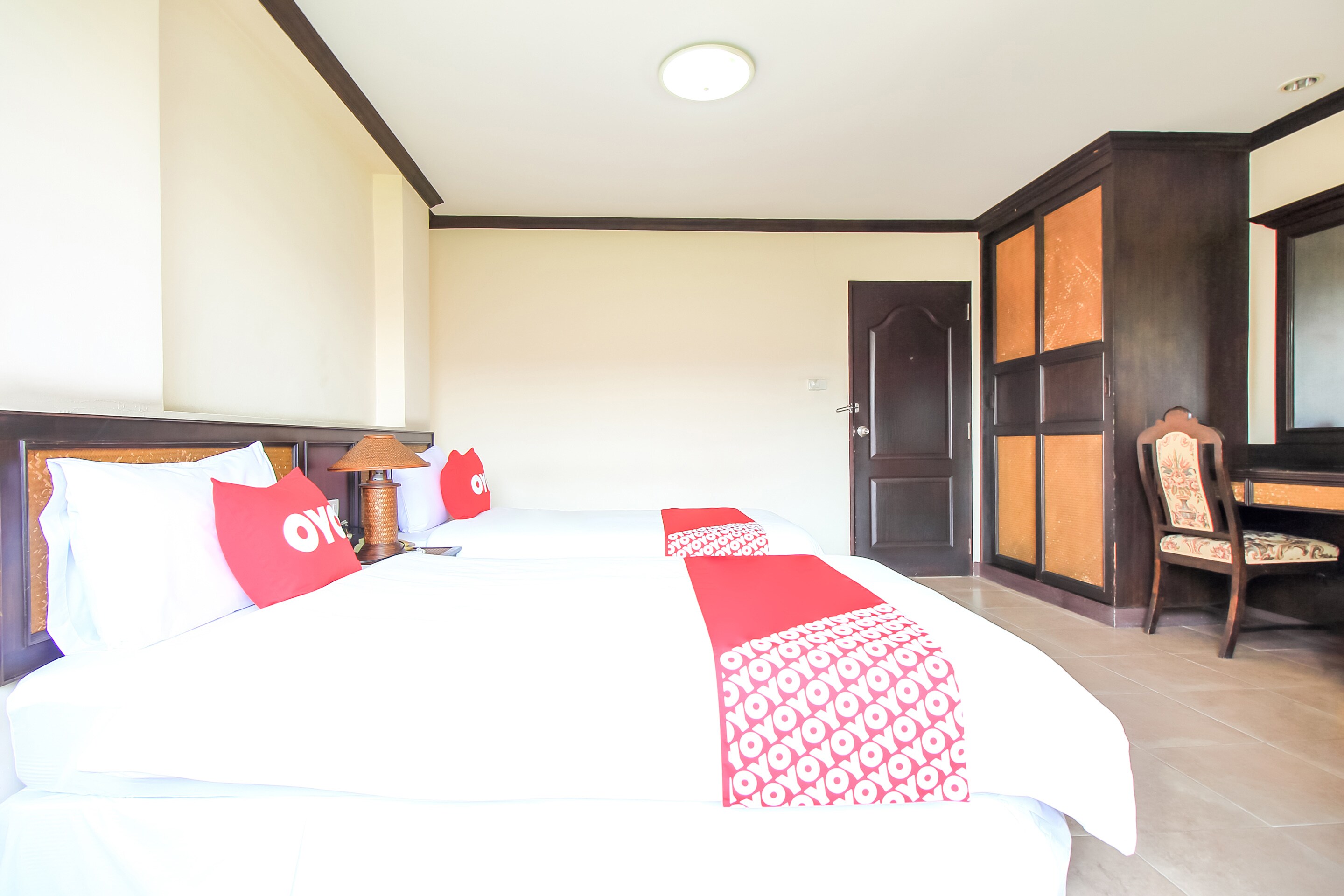 OYO 383 White Inn Hotel - Tap to explore photos