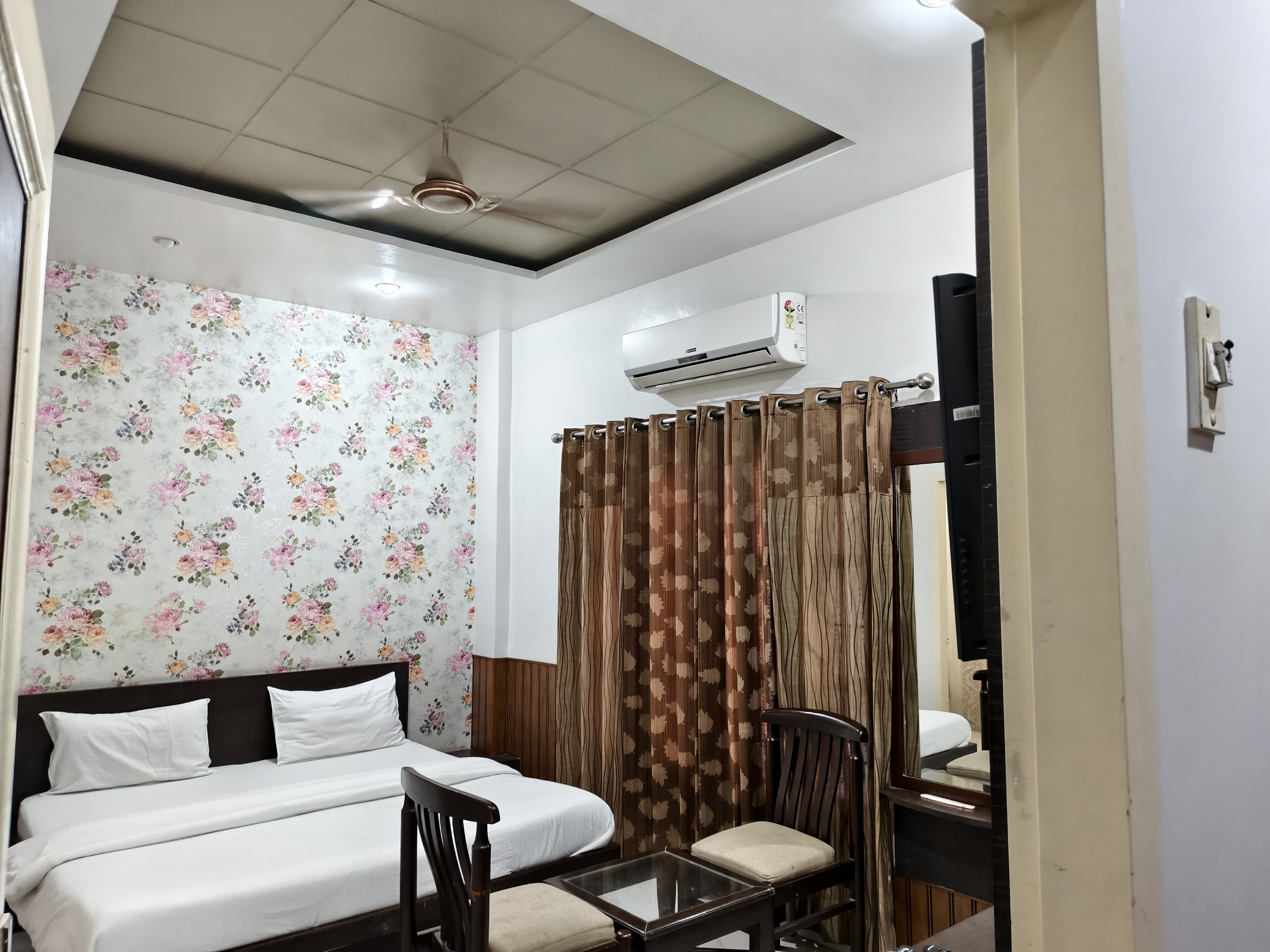 Hotel Solitaire - Tap to explore photos