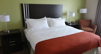 Holiday Inn Express KENEDY Room Type - 1 King Bed Suite Comm Access Roll Shwr
