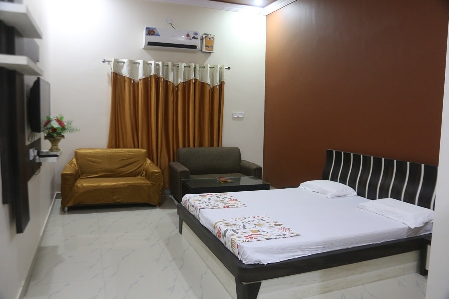 Hotel Moti Palace - Tap to explore photos