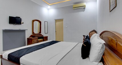 OYO 3934 Hotel Istana Room Type - Indonesia Deluxe Double OYO 3934 Hotel Istana Room Type - Indonesia Deluxe Double
